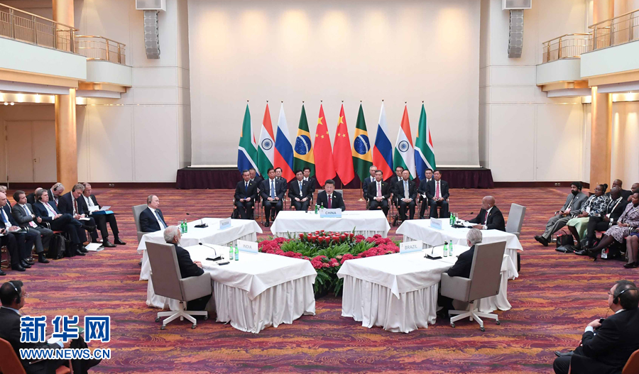 7月7日，國家主席習(xí)近平在德國漢堡主持金磚國家領(lǐng)導(dǎo)人非正式會晤，發(fā)表引導(dǎo)性講話和總結(jié)講話。南非總統(tǒng)祖馬、巴西總統(tǒng)特梅爾、俄羅斯總統(tǒng)普京、印度總理莫迪出席。新華社記者 張鐸 攝