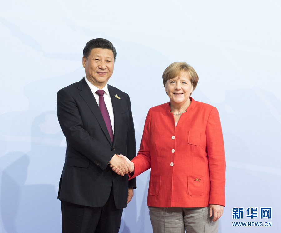7月7日，二十國集團領(lǐng)導(dǎo)人第十二次峰會在德國漢堡舉行。國家主席習(xí)近平出席并發(fā)表題為《堅持開放包容　推動聯(lián)動增長》的重要講話。這是峰會開始前，習(xí)近平受到德國總理默克爾迎接。新華社記者 李學(xué)仁 攝 