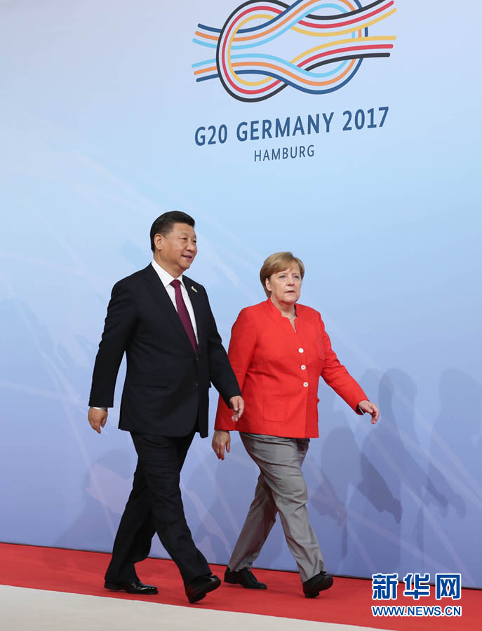 7月7日，二十國集團領(lǐng)導(dǎo)人第十二次峰會在德國漢堡舉行。國家主席習(xí)近平出席并發(fā)表題為《堅持開放包容　推動聯(lián)動增長》的重要講話。這是峰會開始前，習(xí)近平受到德國總理默克爾迎接。新華社記者 劉衛(wèi)兵 攝 