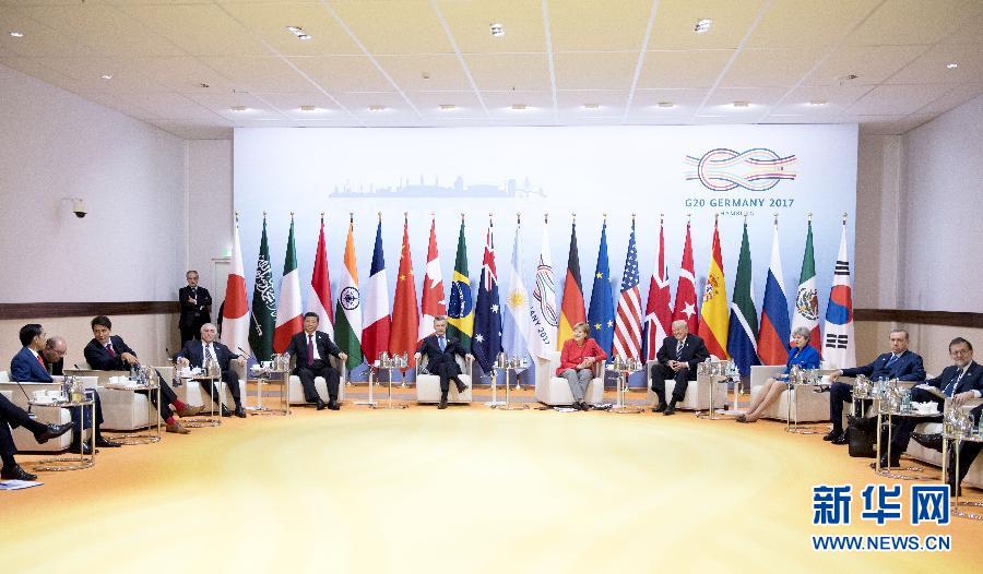 7月7日，二十國(guó)集團(tuán)領(lǐng)導(dǎo)人第十二次峰會(huì)在德國(guó)漢堡舉行。國(guó)家主席習(xí)近平出席并發(fā)表題為《堅(jiān)持開(kāi)放包容　推動(dòng)聯(lián)動(dòng)增長(zhǎng)》的重要講話(huà)。這是峰會(huì)前，習(xí)近平出席二十國(guó)集團(tuán)峰會(huì)領(lǐng)導(dǎo)人座談會(huì)。新華社記者 李學(xué)仁 攝 