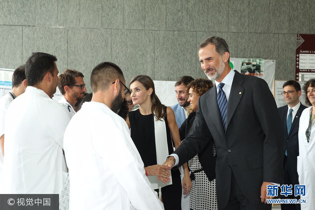 當(dāng)?shù)貢r(shí)間2017年8月19日，西班牙巴塞羅那，西班牙國(guó)王菲利普六世和萊蒂齊亞王后探望巴塞羅那恐襲案?jìng)摺?**_***BARCELONA, SPAIN - AUGUST 19:  In this handout photo provided by Casa de S.M. el Rey de Espana, King Felipe VI of Spain and Queen Letizia of Spain meets with medical staff as they arrive to visit last Thursday's terrorist attack victims at the Hospital de la Santa Creu i Sant Pau on August 19, 2017 in Barcelona, Spain. Thirteen people were killed and dozens injured in the Las Ramblas area of Barcelona when a van hit crowds on August 17.  (Photo by Casa de S.M. el Rey de Espana via Getty Images)