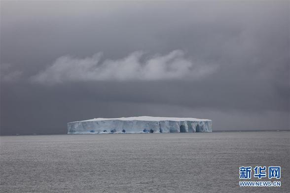 （圖文互動(dòng)）（2）專訪：在南極，最美的藍(lán)冰可能通向死亡&mdash;&mdash;中國(guó)南極科考隊(duì)員講述&ldquo;冰縫驚魂記&rdquo;