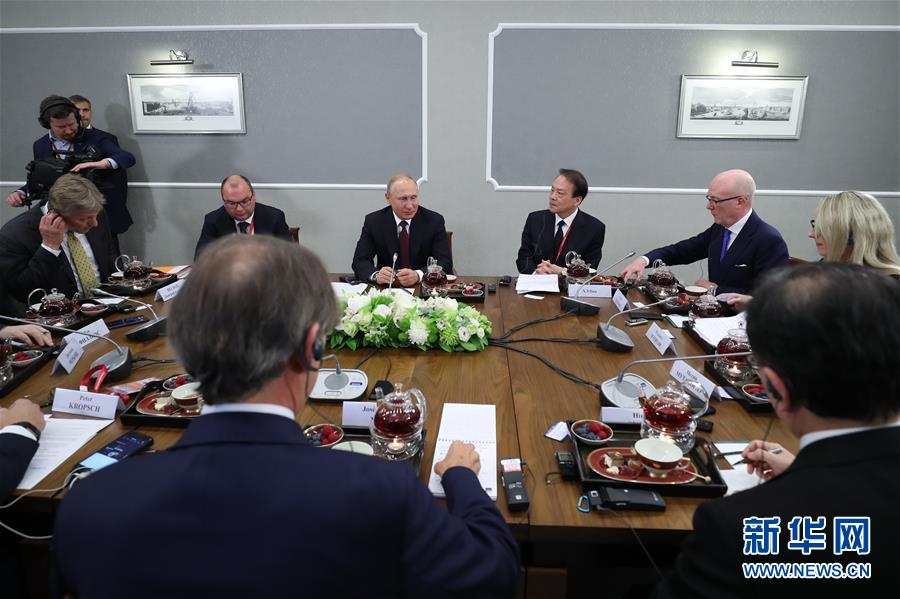 （新華網(wǎng)）（2）俄羅斯總統(tǒng)普京會見世界主要通訊社及媒體組織負責(zé)人