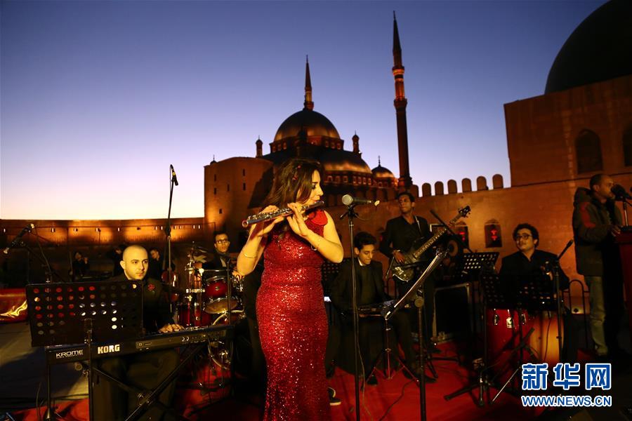 （國(guó)際）（4）&ldquo;中國(guó)紅&rdquo;海外閃爍 慶春節(jié)年味正濃