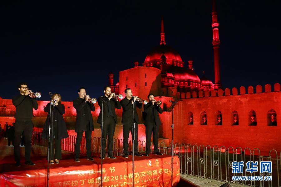 (國際)(1)“中國紅”海外閃爍 慶春節(jié)年味正濃