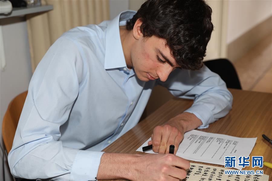 (國(guó)際·出訪配合·圖文互動(dòng))(4)通訊:我們的夢(mèng)想里一定有中國(guó)——意大利羅馬國(guó)立住讀學(xué)校師生熱議習(xí)近平主席回信