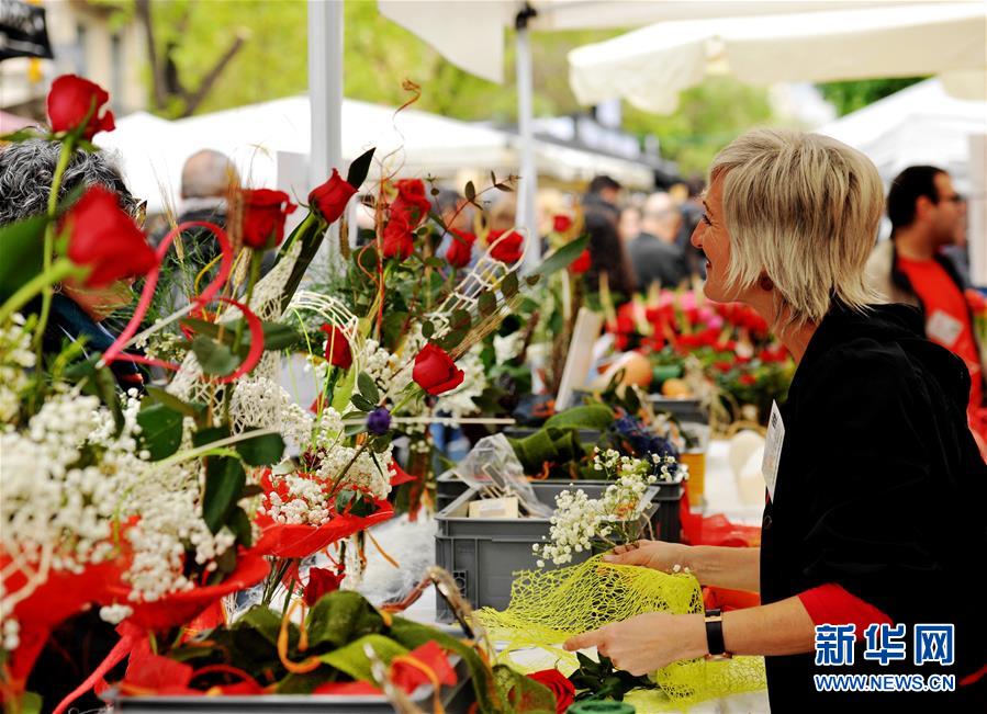 (國(guó)際·圖文互動(dòng))(3)通訊:花香馥郁 書香怡人——記西班牙巴塞羅那圣喬治節(jié)