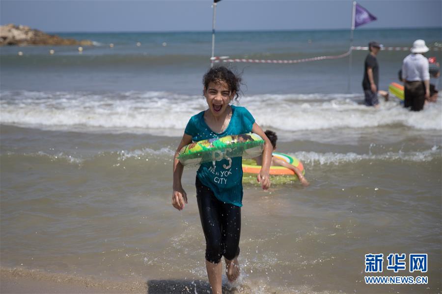 (國際·圖文互動)(1)特寫:穿過檢查站去看海