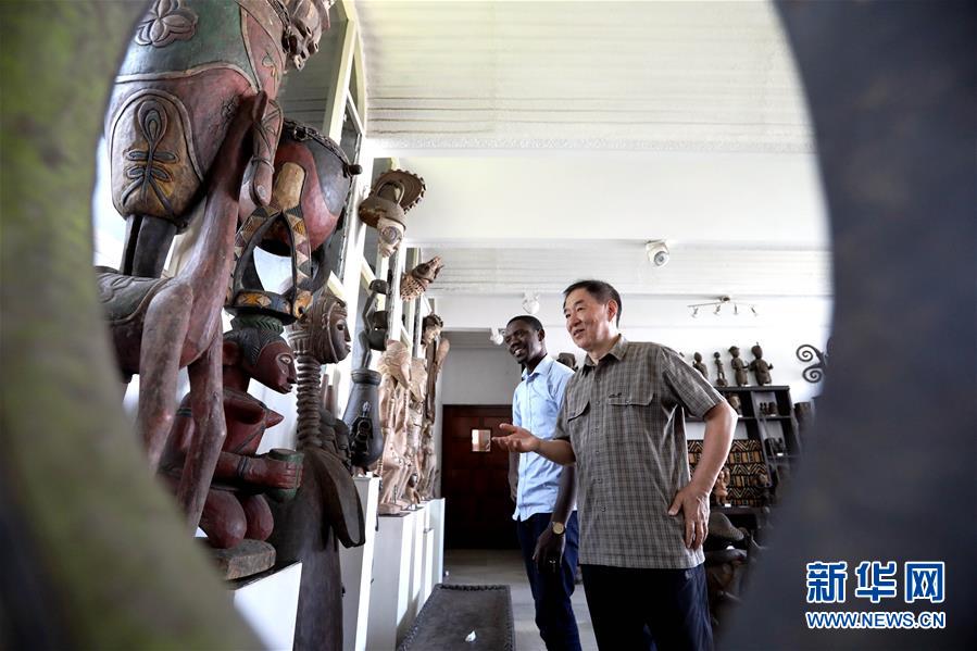 (國際·圖文互動(dòng))(2)通訊:收藏“非洲之美”的中國人——訪幾內(nèi)亞灣非洲國際藝術(shù)博物館館長謝燕申