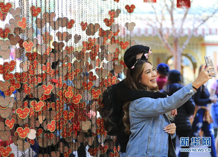 （國際&middot;圖文互動）（6）通訊：美國迪士尼加州冒險樂園紅紅火火迎鼠年