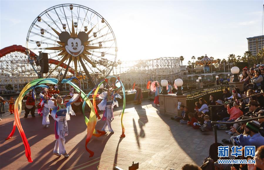 （國際&middot;圖文互動）（12）通訊：美國迪士尼加州冒險樂園紅紅火火迎鼠年