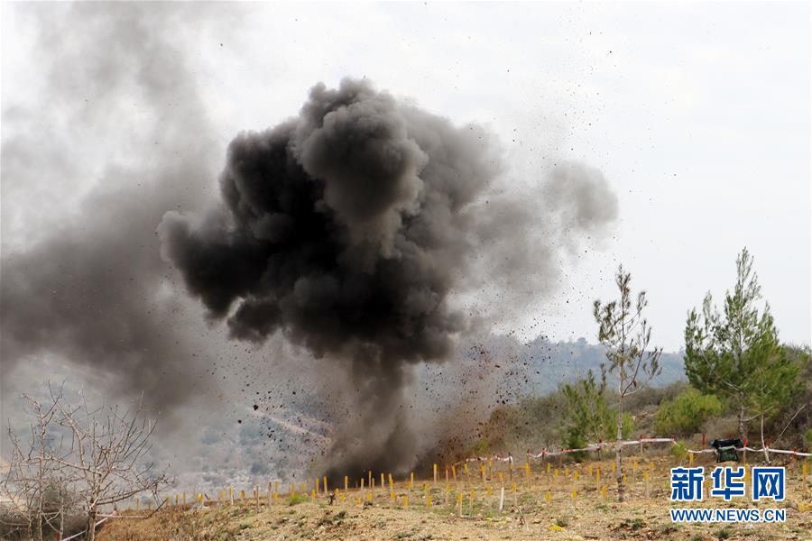 （國際&middot;圖文互動）（4）通訊：&ldquo;中國軍人掃雷一如既往專業(yè)和敬業(yè)！&rdquo;&mdash;&mdash;記中國赴黎維和部隊完成&ldquo;藍線&rdquo;3個雷場清排任務(wù)