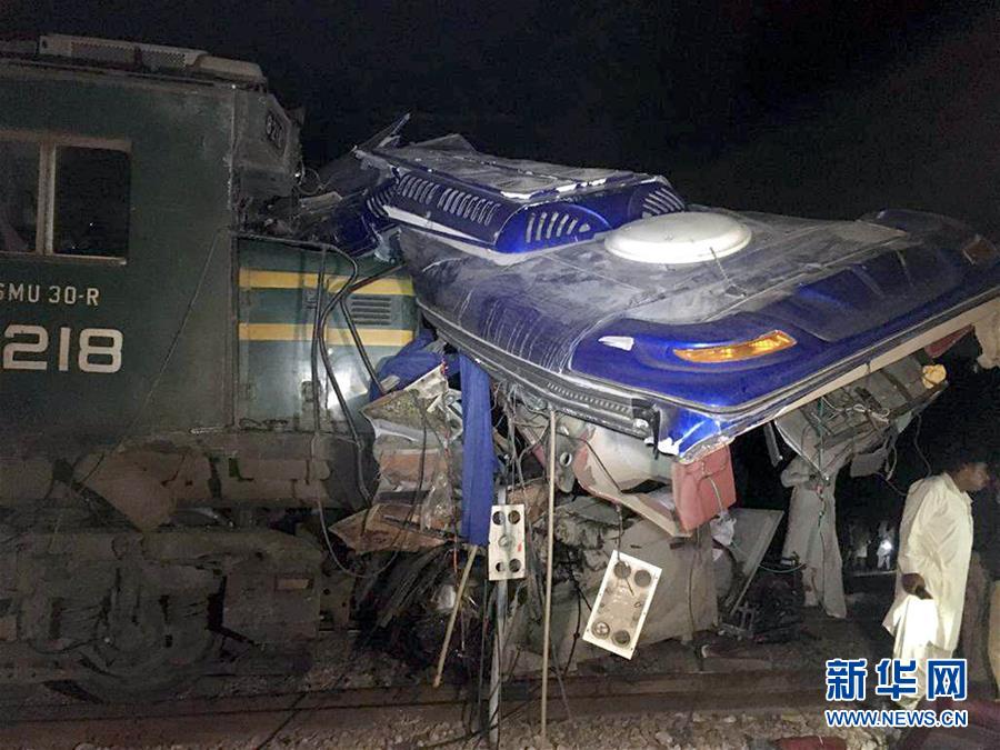 (國(guó)際)(3)巴基斯坦火車與巴士相撞事故死亡人數(shù)升至30人