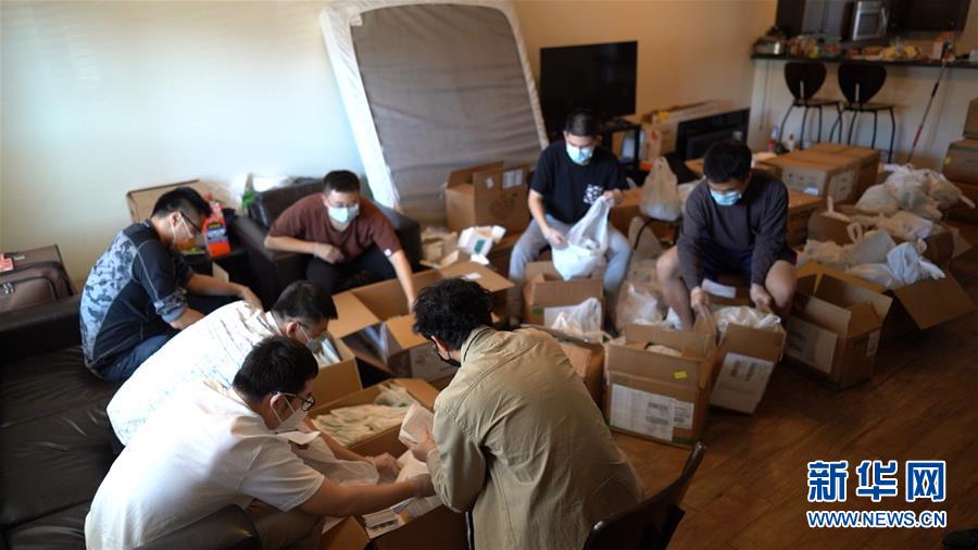 （國際疫情&middot;圖文互動）（1）&ldquo;來自祖國濃濃的愛&rdquo;&mdash;&mdash;在美留學生領(lǐng)取&ldquo;健康包&rdquo;背后的故事