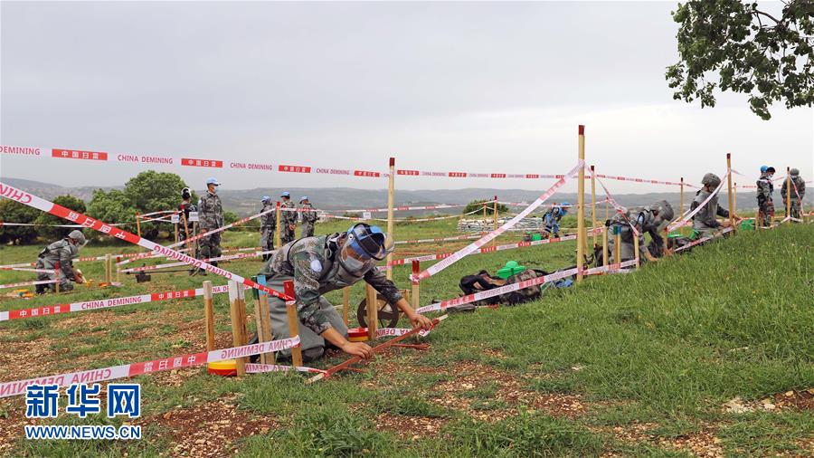 (國(guó)際·圖文互動(dòng))(3)通訊:“中國(guó)式掃雷精準(zhǔn)且高效”——記聯(lián)黎官員視察中國(guó)維和官兵“藍(lán)線”掃雷訓(xùn)練