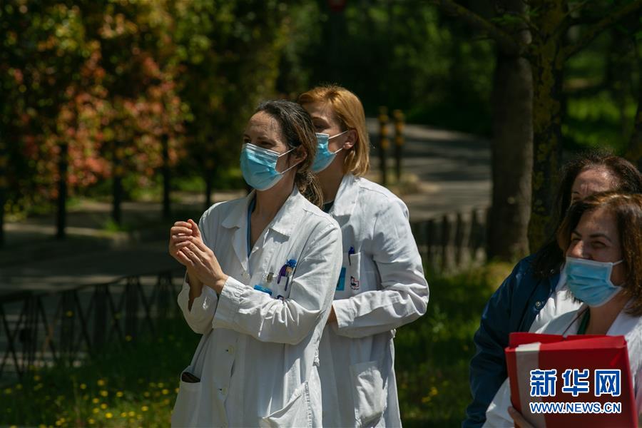 (國(guó)際疫情·圖文互動(dòng))(8)雅典“卡車音樂會(huì)”致敬白衣天使