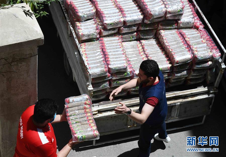 （國際疫情&middot;圖文互動）（1）通訊：疫情中，那抹笑容最難忘&mdash;&mdash;記向困難家庭發(fā)放愛心包裹的敘利亞青年志愿者