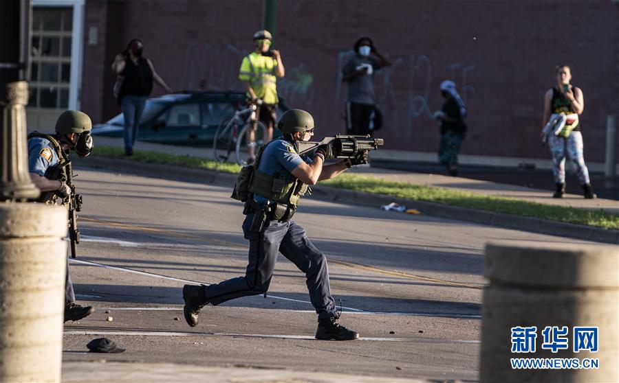 （國際）（1）美國警察執(zhí)法動作不當(dāng)致一名非裔男子死亡 引發(fā)大規(guī)?？棺h