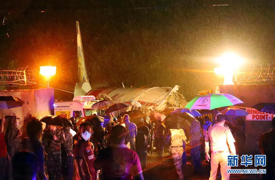 (國際)(2)印度一架客機(jī)降落時(shí)沖出跑道至少16人死亡