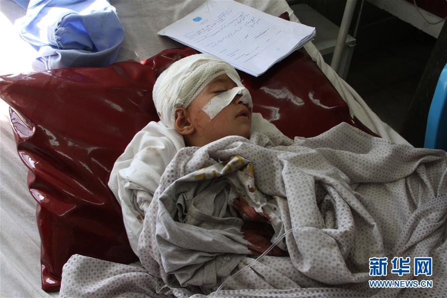 (國(guó)際)(4)阿富汗發(fā)生汽車(chē)炸彈襲擊省長(zhǎng)車(chē)隊(duì)事件 致36人死傷