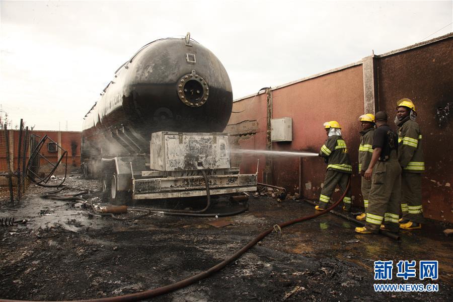 (國(guó)際·圖文互動(dòng))(3)尼日利亞南部一燃?xì)庹颈ㄖ轮辽?人死亡