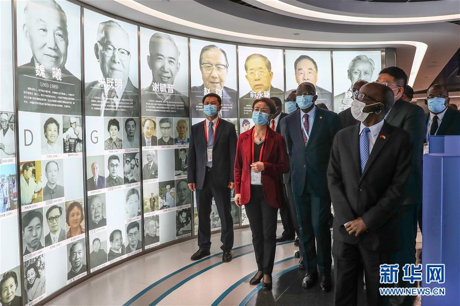 (圖文互動(dòng))(7)“中國(guó)承諾從不落空”——記非洲使節(jié)參觀國(guó)藥集團(tuán)了解新冠疫苗研發(fā)