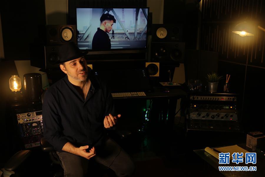 (海外抗疫故事·圖文互動(dòng))(1)通訊:用原創(chuàng)音樂支持中國(guó)抗擊新冠疫情的以色列歌手