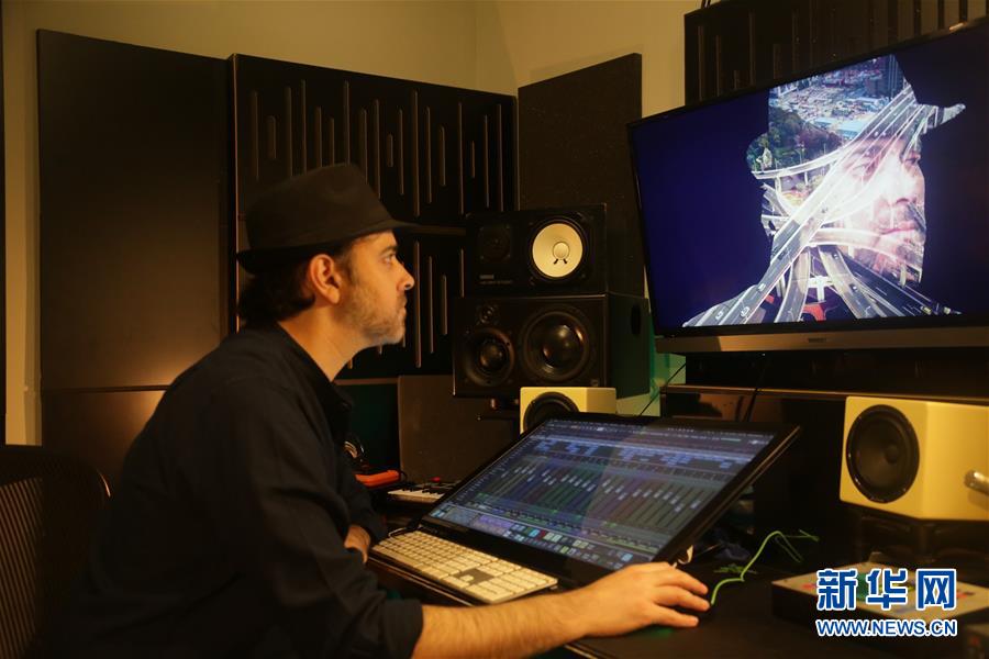 (海外抗疫故事·圖文互動(dòng))(2)通訊:用原創(chuàng)音樂支持中國(guó)抗擊新冠疫情的以色列歌手