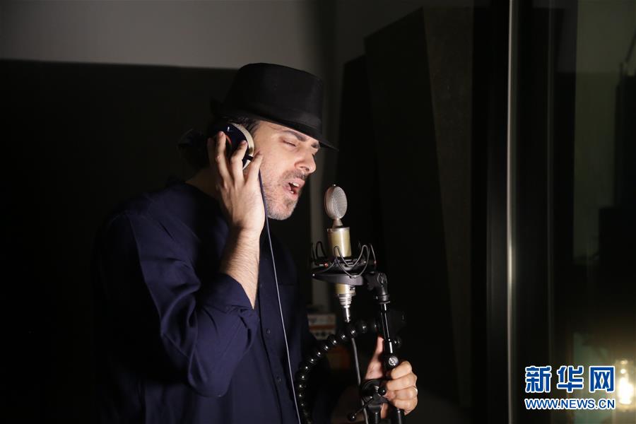 (海外抗疫故事·圖文互動(dòng))(3)通訊:用原創(chuàng)音樂支持中國(guó)抗擊新冠疫情的以色列歌手