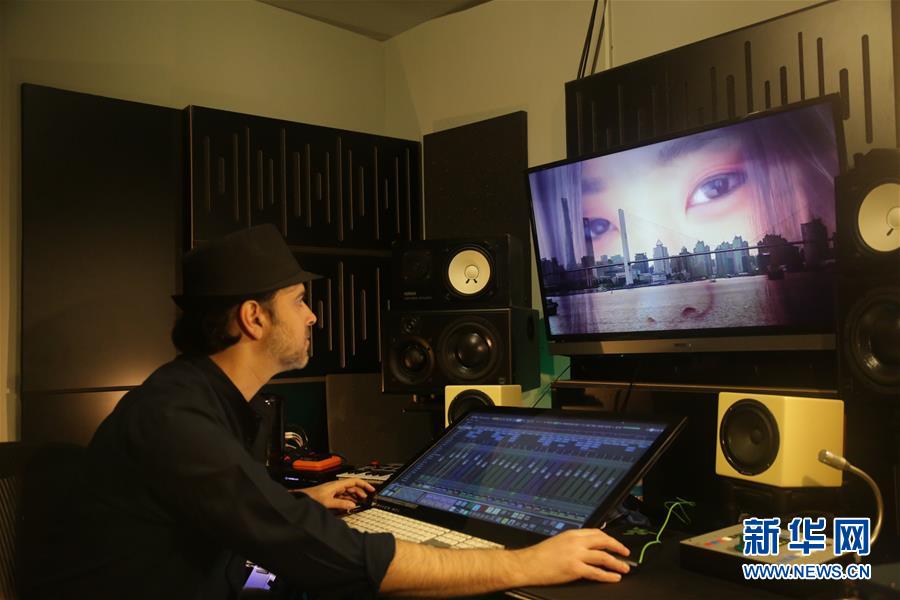 (海外抗疫故事·圖文互動(dòng))(4)通訊:用原創(chuàng)音樂支持中國(guó)抗擊新冠疫情的以色列歌手