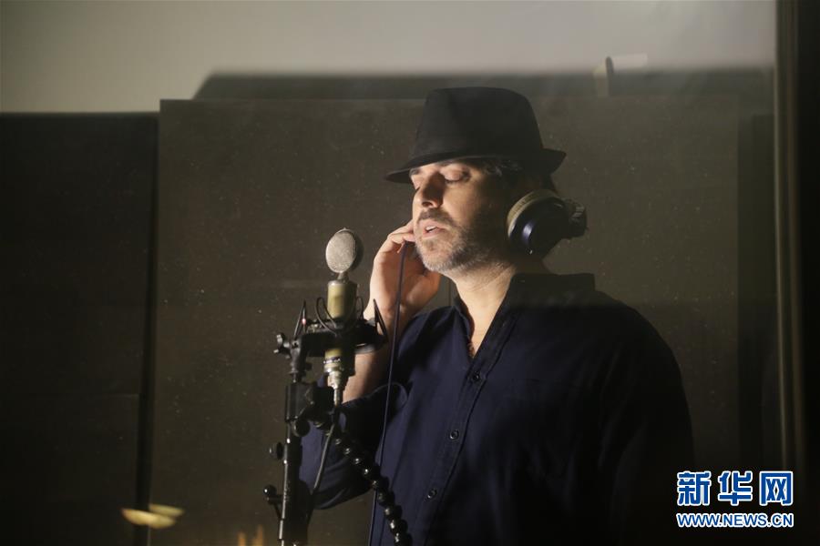 (海外抗疫故事·圖文互動(dòng))(5)通訊:用原創(chuàng)音樂支持中國(guó)抗擊新冠疫情的以色列歌手