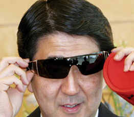 2015，安倍會繼續(xù)"暴走"嗎？