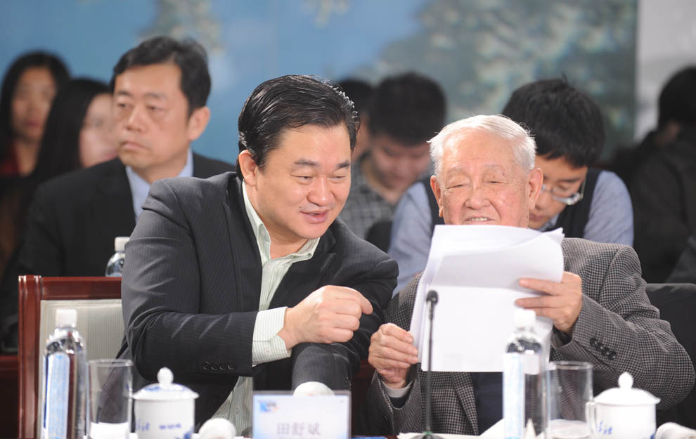 新華網(wǎng)董事長、總裁田舒斌與軍事科學(xué)院原副院長糜振玉在現(xiàn)場交流