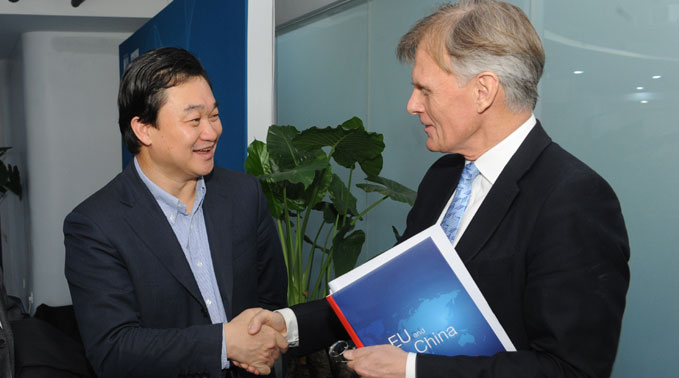 新華網(wǎng)董事長(zhǎng)、總裁田舒斌會(huì)見(jiàn)丹麥駐華大使裴德盛