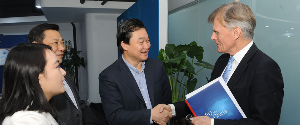 新華網(wǎng)董事長(zhǎng)、總裁田舒斌會(huì)見(jiàn)丹麥駐華大使裴德盛