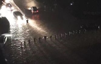 暴雨中的&ldquo;最美人墻&rdquo;找到了！