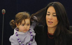 &ldquo;小萌女&rdquo;成歐洲議會會議?？?高清組圖)